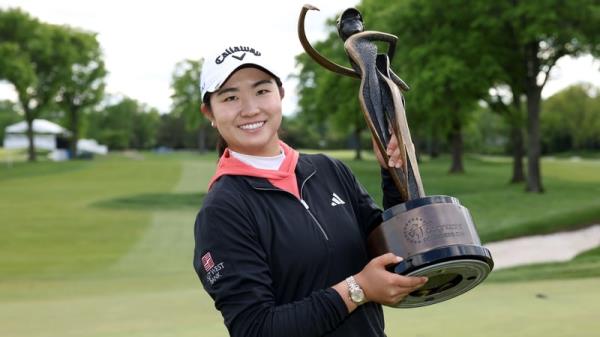 Rose Zhang celebrates with the trophy in New Jersey