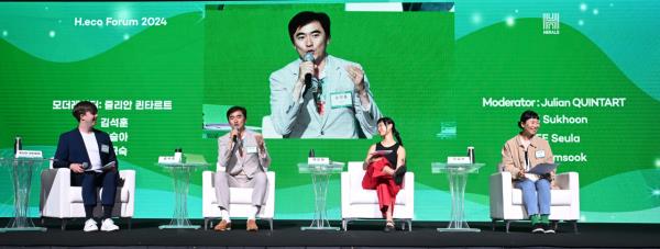 Actor Kim Suk-hoon speaks during a special panel talk session titled “The Time We Have Left” at the H.eco Forum held at Some Sevit, Seoul, on Wednesday. From left: TV perso<em></em>nality Julian Quintart, Kim, writer Lee Seul-a and Ko Kum-sook, co-founder of zero-waste shop Almang Market. (Lee Sang-sub/The Korea Herald)