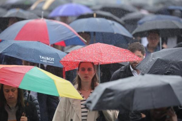 George Cracknell Wright 22/05/2024 London, United Kingdom Lo<em></em>ndon Wet Weather Commuters attempt to shelter from the rain as they cross Lo<em></em>ndon Bridge during wet weather in central London. Yellow and amber weather warnings for rain and thunderstorms are in place across the United Kingdom. Photo Credit: George Cracknell Wright