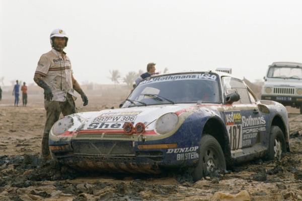 Co<em></em>ncurent auto du rallye Paris-Dakar Roland Kussmaul sur la Porsche 187 lors de l'étape entre Boutilimit (Mauritanie) et Saint-Louis, le 20 janvier 1986, Sénégal. (Photo by Jean GUICHARD/Gamma-Rapho via Getty Images)