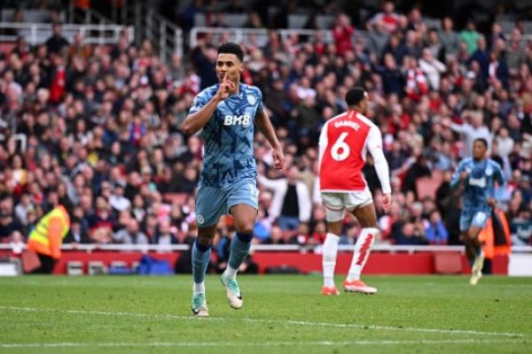 Ollie Watkins of Aston Villa celebrates scoring his team's second goal during the Premier League match between Arsenal FC and Aston Villa at Emirates Stadium