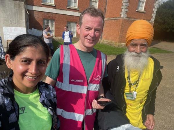 Minreet with a parrun volunteer and her dad