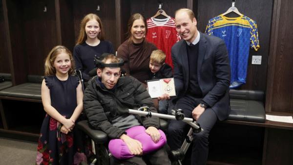 The Prince of Wales (right) meets Rob Burrow, his wife Lindsey Burrow and their children Maya (left), Macy and Jackson during a visit to Headingley Stadium, Leeds, to co<em></em>ngratulate him on his efforts to raise awareness of Motor Neurone Disease. Picture date: Thursday January 11, 2024.</p>

<p>　　