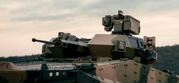 Australian　soldiers　stand　in　front　of　Hanwha's　Redback　IFV　(left)　and　Rheinme<em></em>tall's　Lynx　KF-41　IFV　(File　photo,　courtesy　of　Australian　Department　of　Defence)