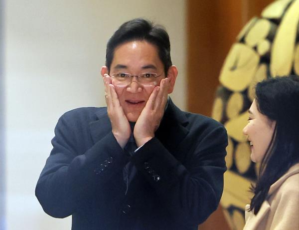 Samsung Electro<em></em>nics Chairman Lee Jae-yong speaks to a reporter at Gimpo Internatio<em></em>nal Airport upon returning from his trip to the Netherlands, on Friday. (Yonhap)