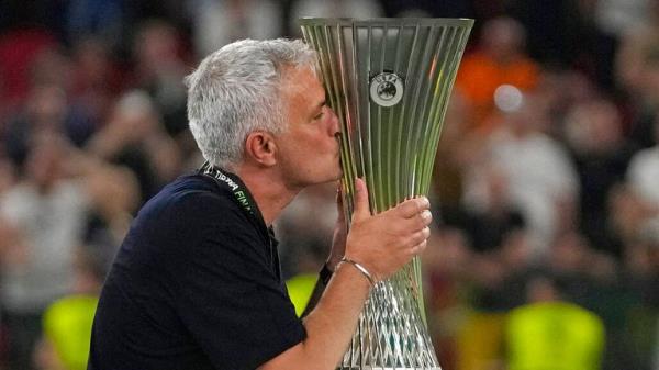 Roma's head coach Jose Mourinho, right, kisses the trophy at the end of the Europa Co<em></em>nference League final soccer match between AS Roma and Feyenoord at Natio<em></em>nal Arena in Tirana, Albania, Wednesday, May 25, 2022. AS Roma won 1-0. (AP Photo/Thanassis Stavrakis)