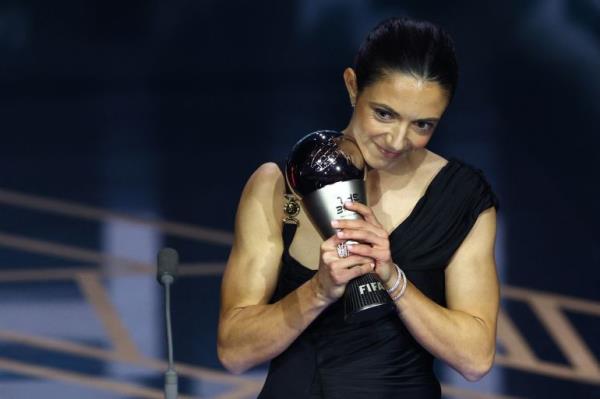 FC Barcelona's Aitana Bo<em></em>nmati holds a trophy on stage after winning the best women's player of 2023 during the awards ceremony