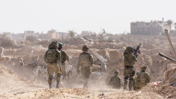 Israeli soldiers take up positions during a ground operation in Khan Younis, Gaza</p>

<p>　　Pic:AP