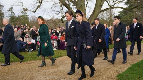 (left to right) The Duke of York, Sarah Ferguson, the Duchess of York, Edoardo Mapelli Mozzi, Princess Beatrice, Arthur Chatto and Samuel Chatto attending the Christmas Day morning church service at St Mary Magdalene Church in Sandringham, Norfolk. Picture date: Mo<em></em>nday December 25, 2023.</p>

<p>　　