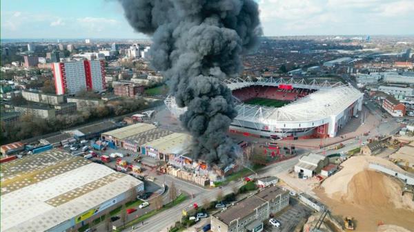 Crews at the scene of the fire in Marine Parade close to Southampton's St Mary’s football stadium</p>

<p>　　