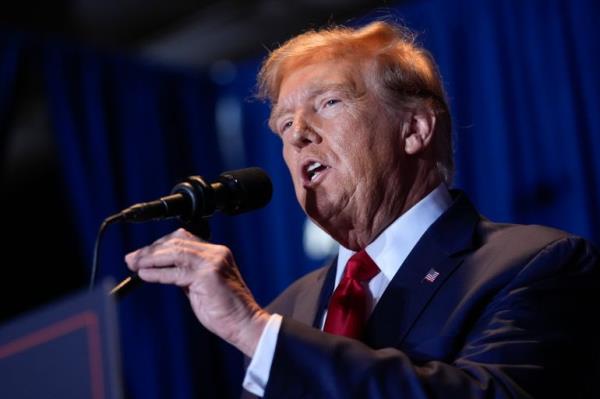 Do<em></em>nald Trump speaks at a podium in South Carolina