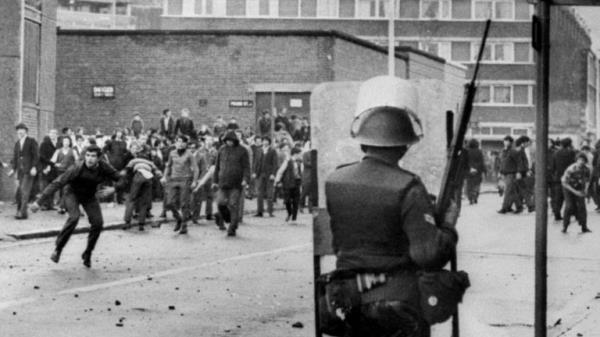 A lone British soldier watches a mob of stone -throwing Catholics at Divis Towers, Lower Falls Road.</p>

<p>　　Picture by: PA/PA Archive/PA Images</p>

<p>　　Date taken: 01-Nov-1970