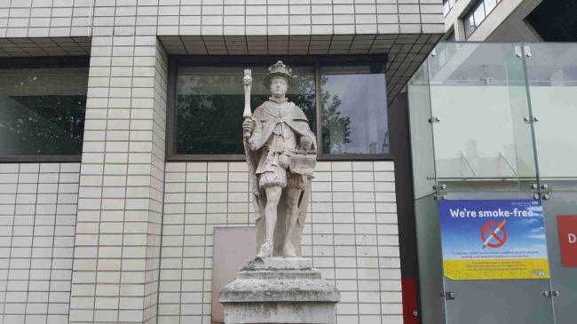 15-extraordinary-facts-a<em></em>bout-the-king-edward-vi-statue