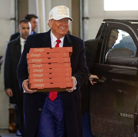 Do<em></em>nald Trump delivered pizza to firefighters in Iowa on Sunday 