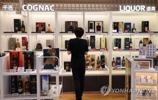 This file photo taken Sept. 5, 2022, shows a customer shopping at a duty-free shop in Seoul. (Yonhap)