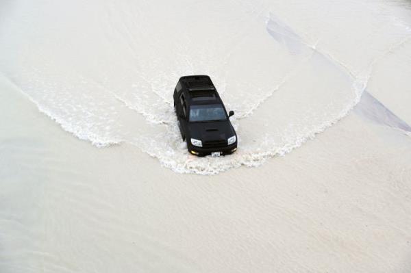 Motorists drive during a heavy rainfall in Dubai, United Arab Emirates, 16 April 2024. A severe wave of thunderstorms with heavy rainfall is hitting most UAE's cities especially in Dubai, Sharjah and Al Ain wher<em></em>e the Asian Champions League semi final first leg match between UAE's Al-Ain Club and Al-Hilal from Saudi Arabia has been postponed.