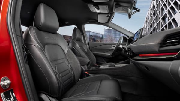 Nissan Qashqai (2024) front seats