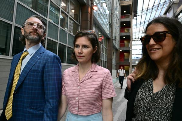 Knox and husband Christopher Robinson arrive at the courthouse on June 5, 2024.