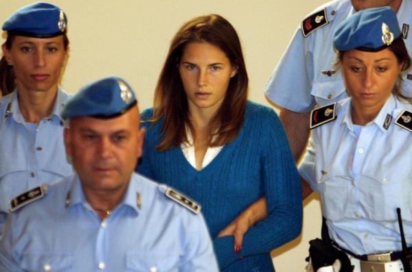 Amanda Knox is escorted by police upon her arrival at a court hearing in Perugia on September 26, 2008. 