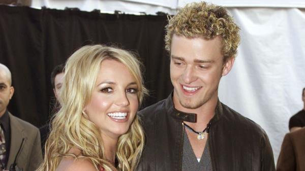 Pic: Reuters</p>

<p>　　Singer Britney Spears and boyfriend, Justin Timberlake of the group 