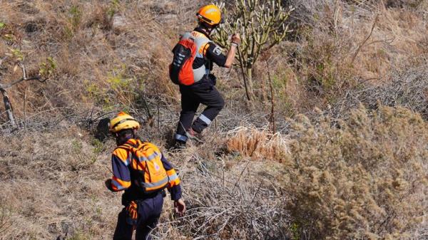 Emergency workers near the village of Masca, Tenerife.</p>

<p>　　Pic: PA