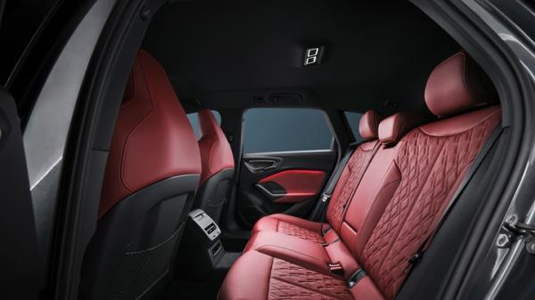 Audi A5 Avant: rear seats, red leather upholstery