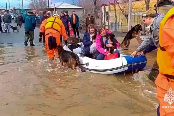 In this image taken from a video released by the Russian Emergency Ministry Press Service on Saturday, April 6, 2024, emergency workers evacuate local residents with their pets after a part of a dam burst causing flooding, in Orsk, Russia. Floods hit a city in the Ural Mountains areas after a river dam burst there, prom<em></em>pting evacuations of hundreds of people, local authorities said. The dam breach in Orsk, a city less than 20 kilometers north of Russia's border with Kazakhstan, occurred on Friday night, according to Orsk mayor Vasily Kozupitsa.