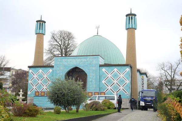 German police officers raid the Islamic Center Hamburg, due to suspicion of members acting against a co<em></em>nstitutional order and supporting the militant group Hezbollah in Hamburg, Germany, November 16, 2023. REUTERS/Fabian Bimmer