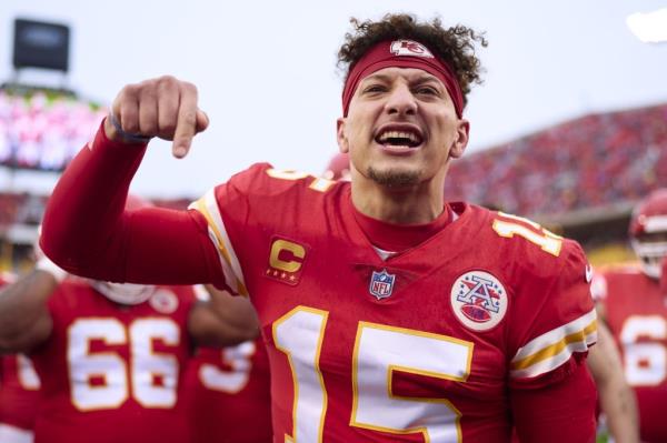 Patrick Mahomes (15) leads a huddle with his Kansas City Chiefs before an NFL Divisio<em></em>nal Playoff Game against the Jackso<em></em>nville Jaguars at Arrowhead Stadium on January 21, 2023.