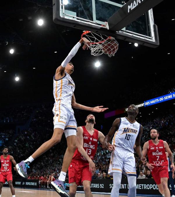 Victor Wembanyama dunks during a Metropolitans 92 game on May 7, 2023.