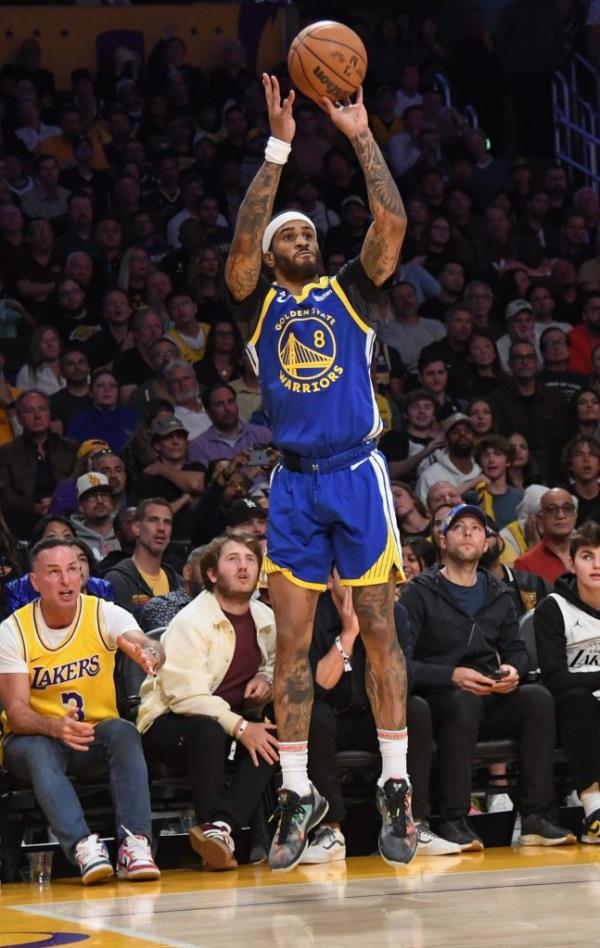 Gary Payton takes a jump shot in Game 4 of the Warriors-Lakers series.