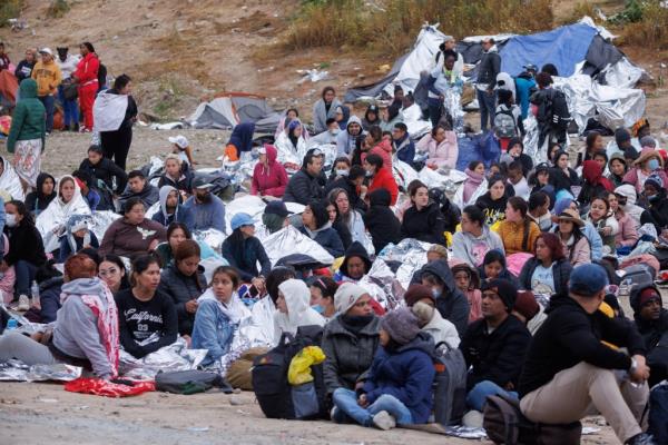 Migrants gather between primary and seco<em></em>ndary border fences as the United States prepares to lift COVID-19 era Title 42 restrictions that have blocked migrants at the U.S.-Mexico border from seeking asylum since 2020, near San Diego, California, U.S., May 11, 2023. REUTERS/Mike Blake</p>

<p>　　