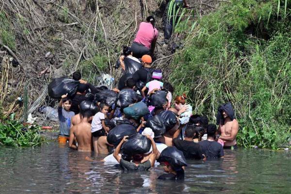 Migrants crossing the Rio Grande on Wednesday.