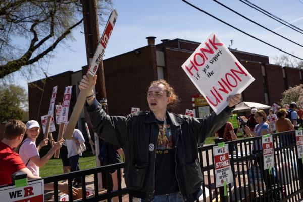 Rutgers strikers holding pro-unio<em></em>n signs