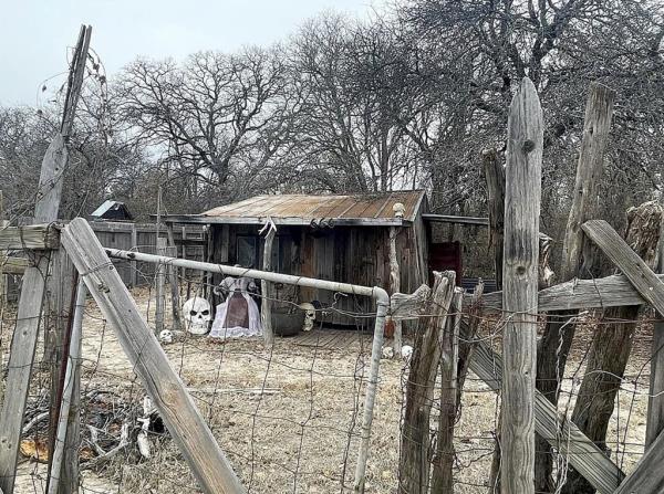 thirteen vultures haunted texas mansion