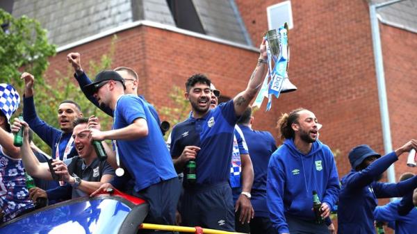 Ipswich Town's  Massimo Luo<em></em>ngo lifts the Sky Bet Champio<em></em>nship trophy during an open-top bus parade.</p>

<p>　　Pic PA