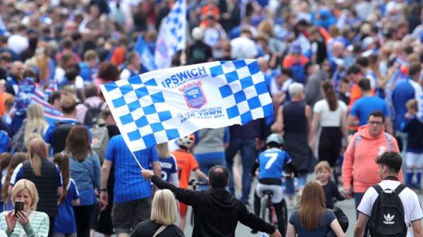 Ipswich Town fans ahead of an open-top bus parade.</p>

<p>　　Pic: PA