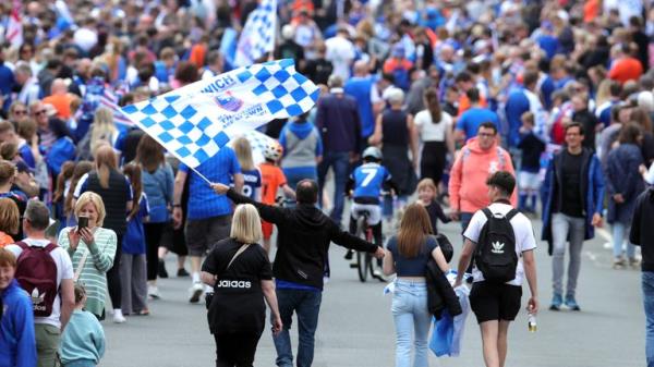 Ipswich Town fans ahead of an open-top bus parade.</p>

<p>　　Pic PA