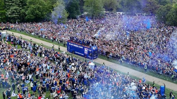 Ipswich Town players during an open-top bus parade in Ipswich.</p>

<p>　　Pic:PA