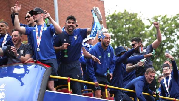 Ipswich Towns' Massimo Luo<em></em>ngo lifts the Sky Bet Champio<em></em>nship trophy during an open-top bus parade in Ipswich.</p>

<p>　　Pic: PA