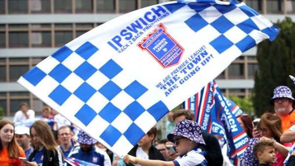 Ipswich Town fans ahead of an open-top bus parade.</p>

<p>　　Pic PA