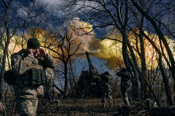 Ukrainian soldiers fire a self-propelled howitzer towards Russian positions near Bakhmut, Do<em></em>netsk region, Ukraine, Sunday, March 5.