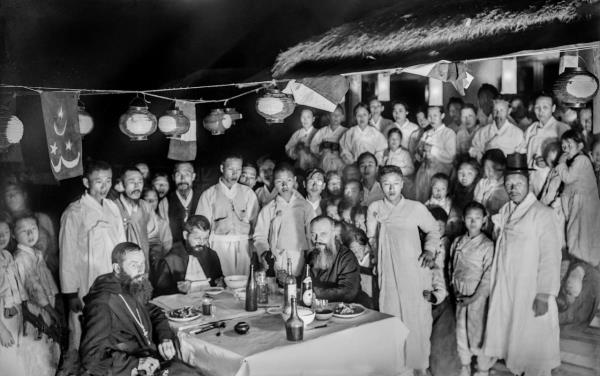 A photo taken by priest Cassianus Niebauer (1882-1966) in 1911 shows a private showing of a lantern slide projector in Cheonggye-dong, Hwanghae Province. (Overseas Korean Cultural Heritage Foundation)