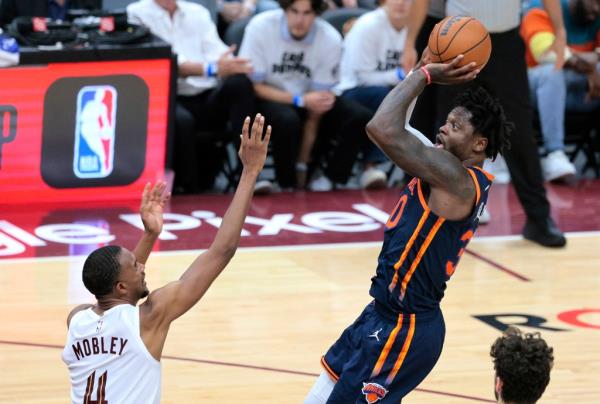 Julius Randle, who scored 19 points, shoots a jumper over Evan Mobley during the Knicks' 111-107 Game 1 win over the Cavaliers.