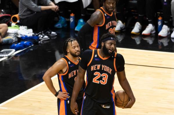 Mitchell Robinson (r.) hasn't impacted the Heat series like he did against the Cavaliers.