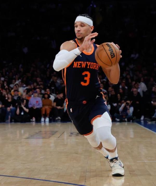 Josh Hart dribbles during the Knicks' win over the Jazz on Saturday.