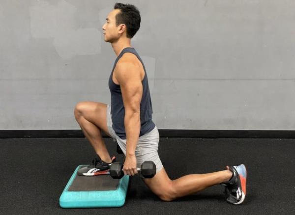 trainer demo<em></em>nstrating foot elevated split squat