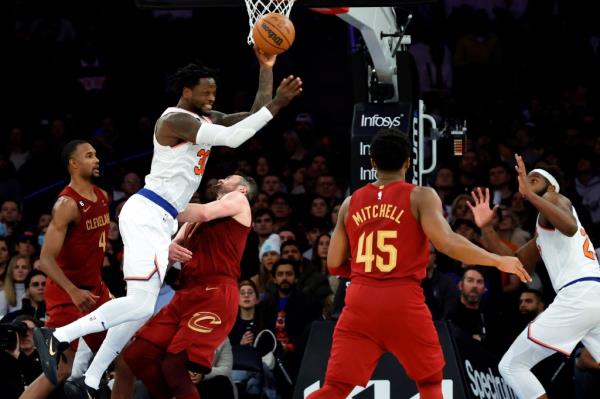 Julius Randle drives to the basket for the Knicks