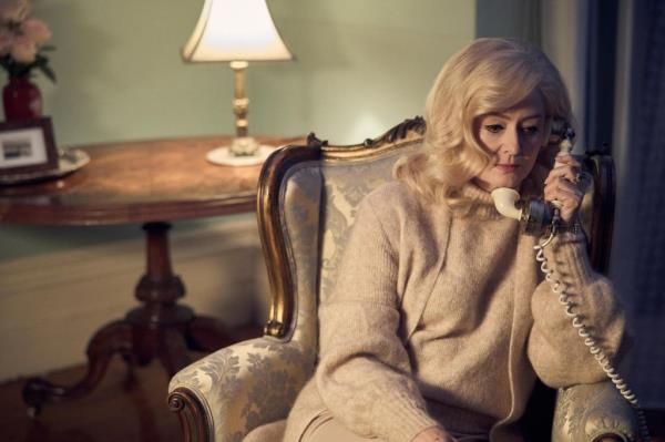 Miranda Otto on the phone. 