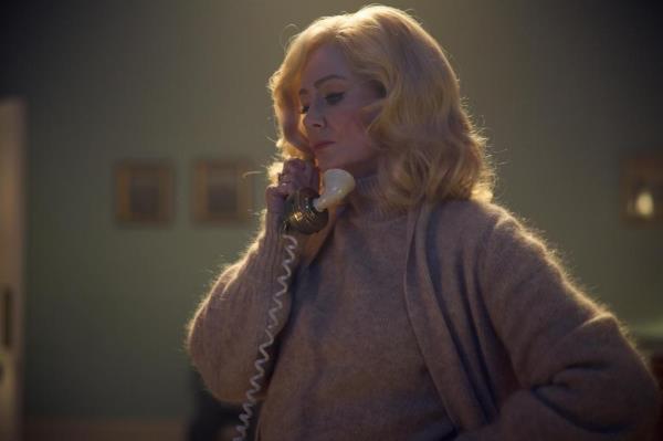 Miranda Otto holding an old fashio<em></em>ned phone. 